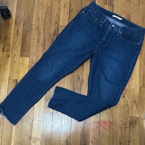 311 Levi's Dark Blue Ankle Jeans